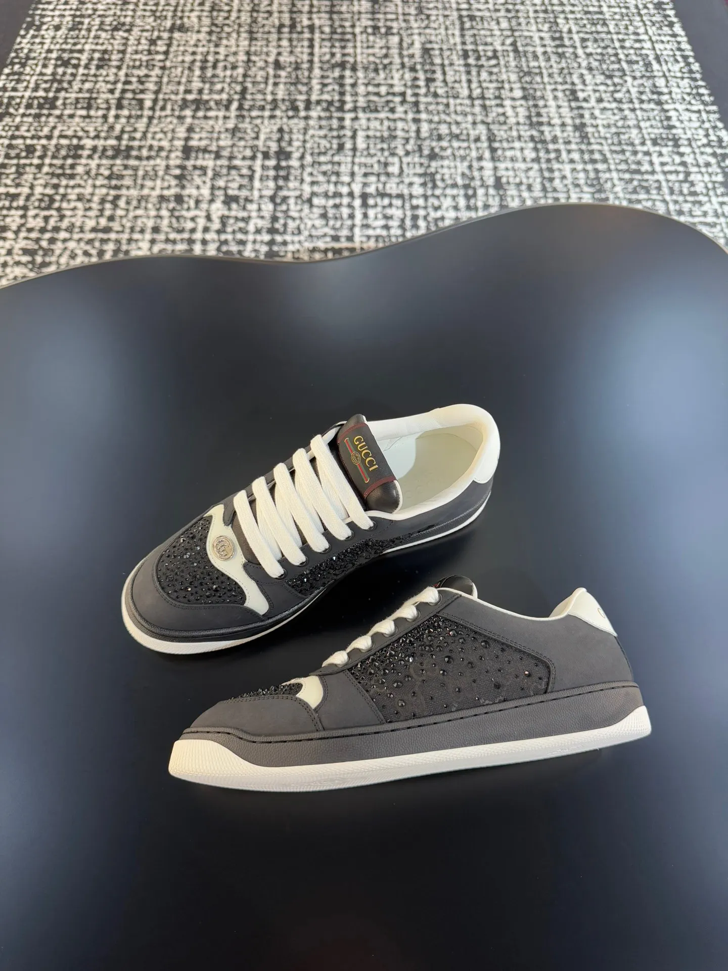 P640 Ceiling Level🔥🔥GUC**🔥🔥Screener Series Couple Decorated Web Sneakers This single product is from the Gucci Lido series, and its design is inspired by the summer style and beach clubs of the Italian coast. The Screener series of sneakers are inspired by classic sneakers from the 1970s, and the name is taken from the defensive moves in sports. This 2024 early autumn series of shoes is crafted from black rubber (a technical and malleable opaque material), with striped webbing on both sides and a Gucci printed embossed logo on the heel. Male 39-44 (customized at 38.45)